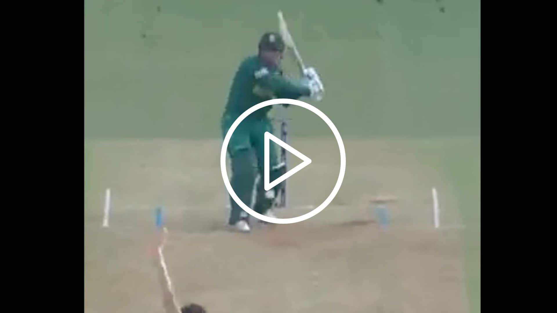 [Watch] Quinton de Kock Slams His 19th ODI Hundred With Massive Six Against Pat Cummins